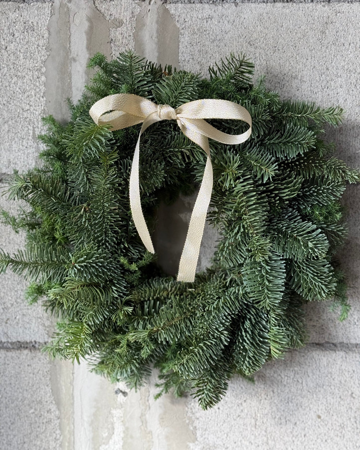 オーナ手作り最高級モミを使った【Xmas リース🌲】直接アメリカオレゴン州から輸入した最高級のモミを使用香りも良く日持ちも1ヵ月以上当店オリジナルのリースはいかがでしょうか