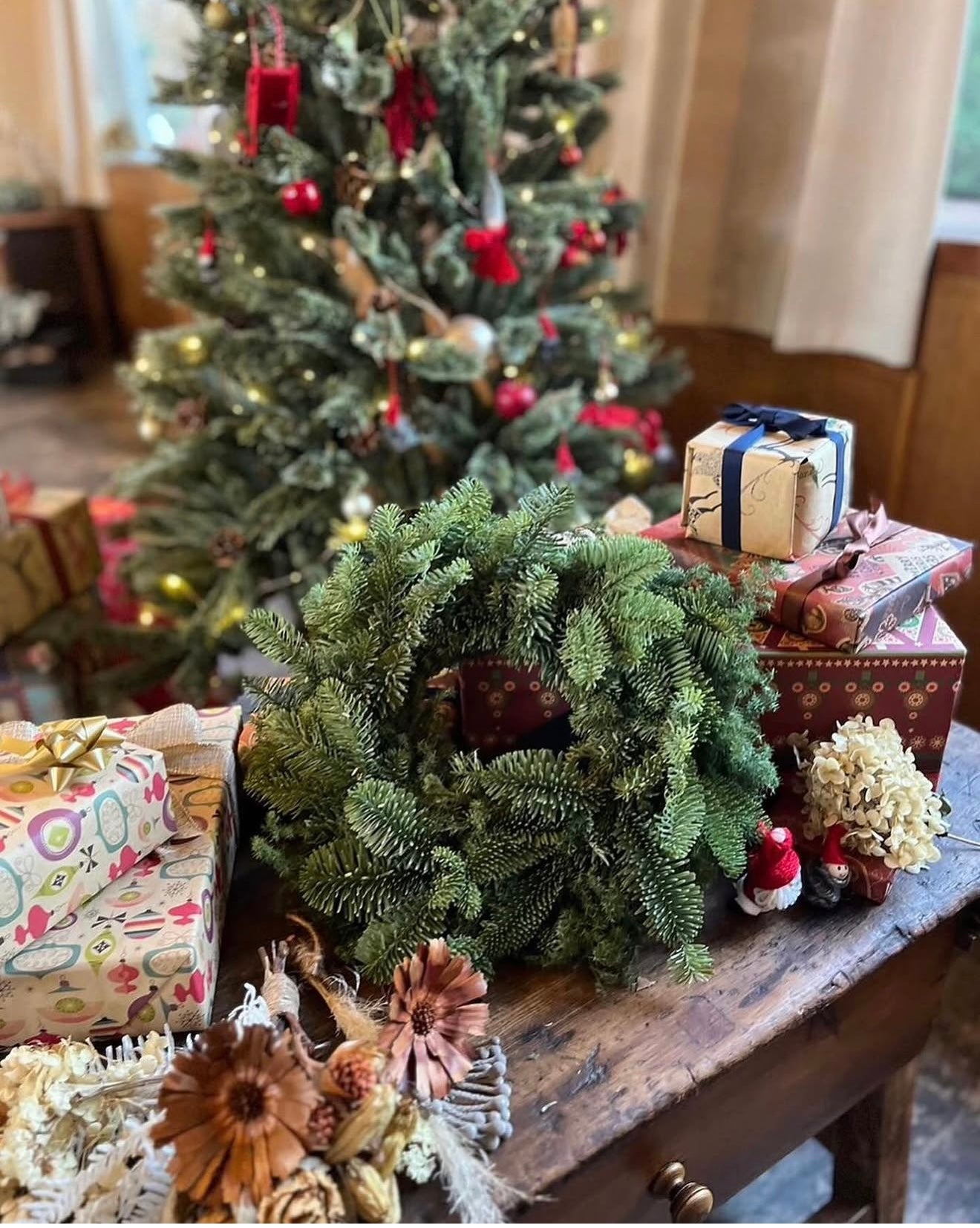 オーナ手作り最高級モミを使った【Xmas リース🌲】直接アメリカオレゴン州から輸入した最高級のモミを使用香りも良く日持ちも1ヵ月以上当店オリジナルのリースはいかがでしょうか