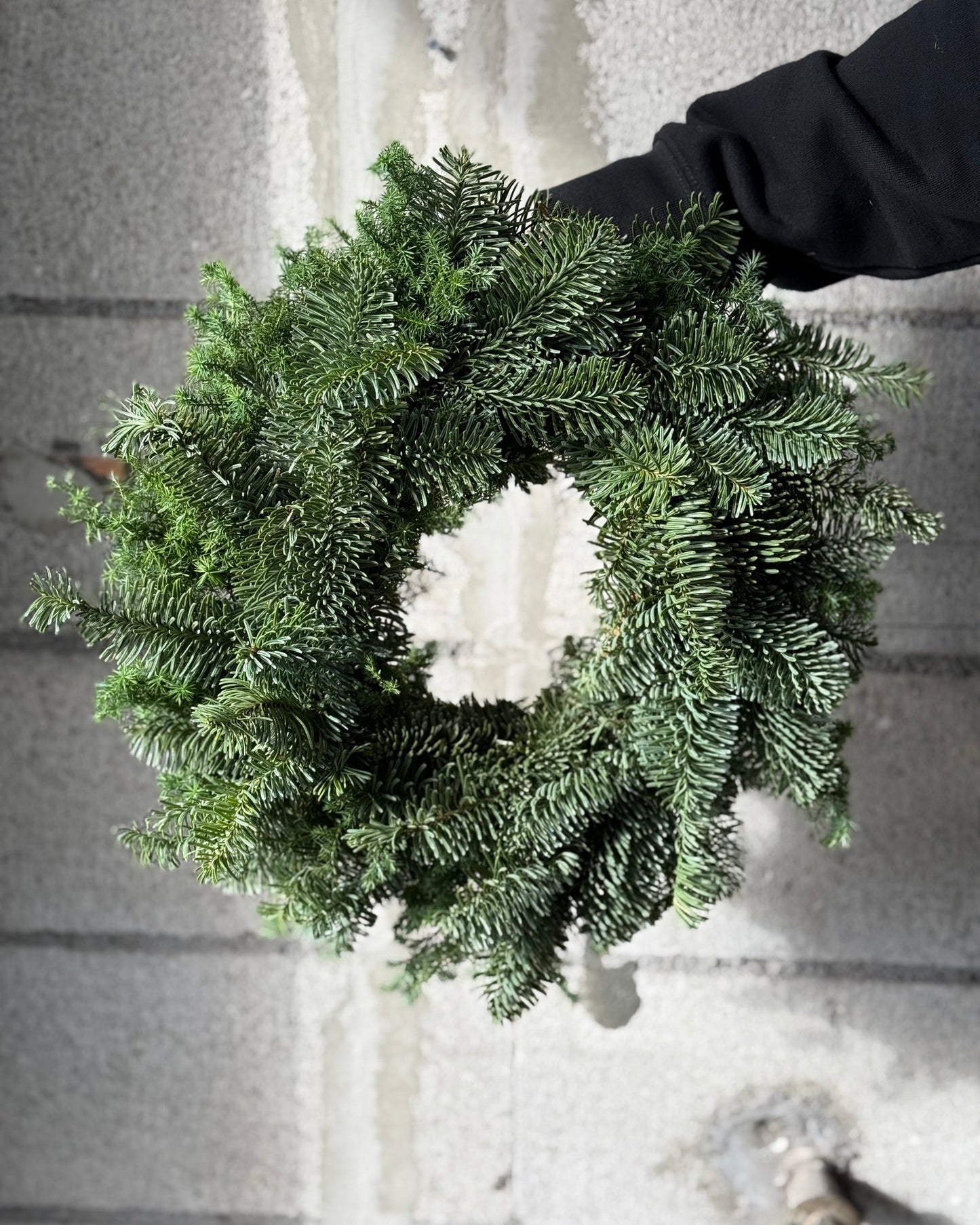 オーナ手作り最高級モミを使った【Xmas リース🌲】直接アメリカオレゴン州から輸入した最高級のモミを使用香りも良く日持ちも1ヵ月以上当店オリジナルのリースはいかがでしょうか