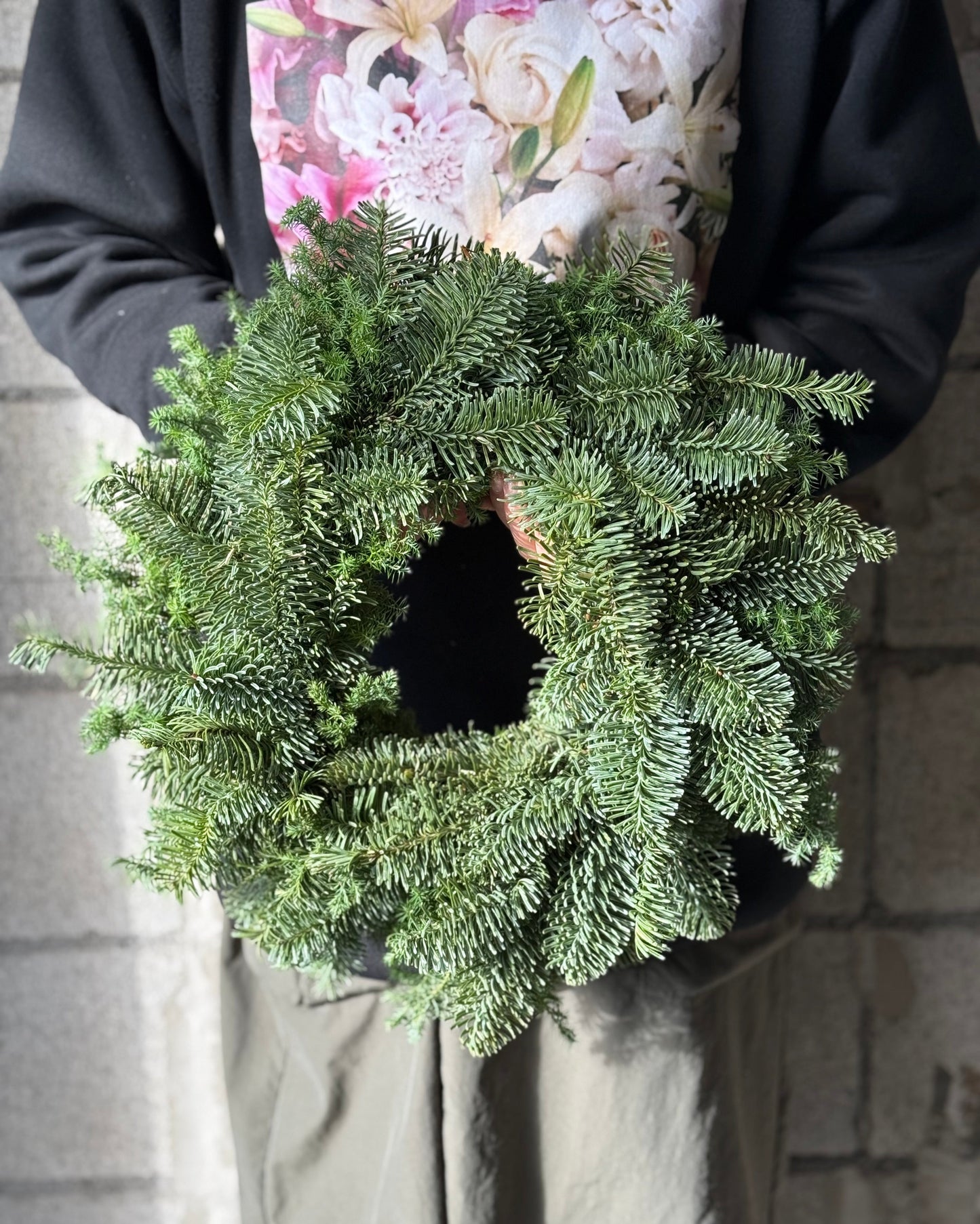 オーナ手作り最高級モミを使った【Xmas リース🌲】直接アメリカオレゴン州から輸入した最高級のモミを使用香りも良く日持ちも1ヵ月以上当店オリジナルのリースはいかがでしょうか