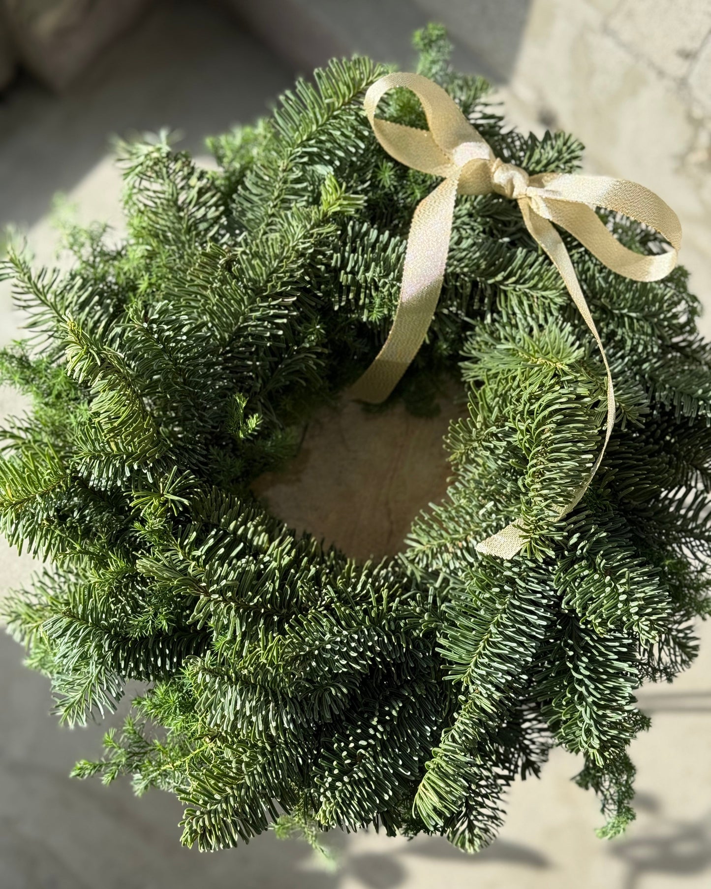 オーナ手作り最高級モミを使った【Xmas リース🌲】直接アメリカオレゴン州から輸入した最高級のモミを使用香りも良く日持ちも1ヵ月以上当店オリジナルのリースはいかがでしょうか